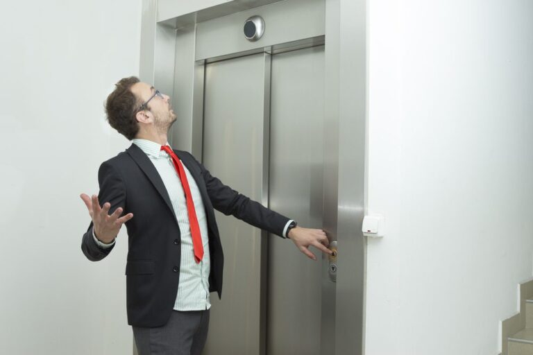Businessman,Is,Confused,Because,The,Elevator,Does,Not,Work